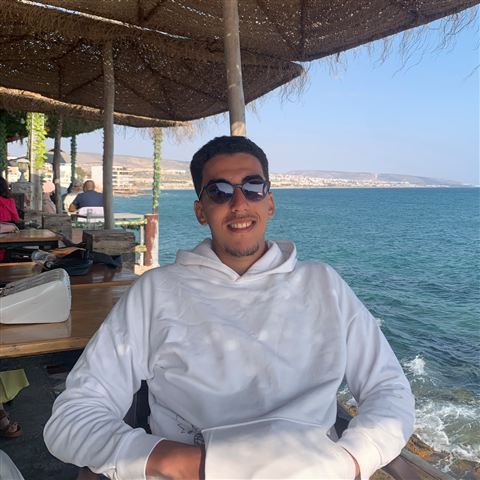 Youness Bakas en terrasse face à la mer, sur la côte d'Agadir